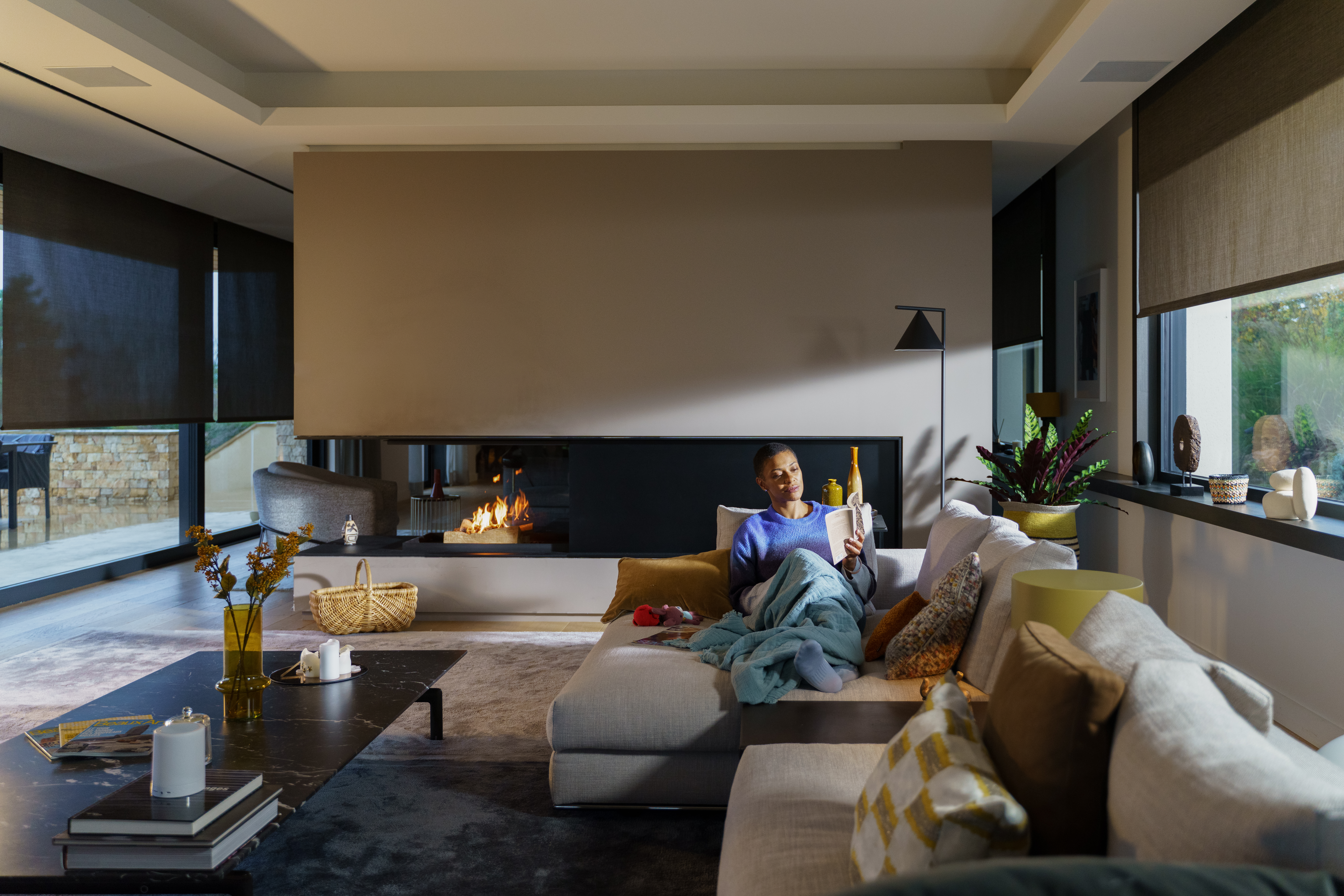 Dame som leser i sofaen sin